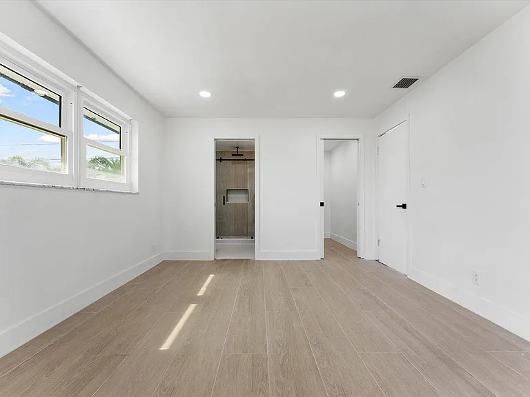 1540 NW 10th St — Photo 13