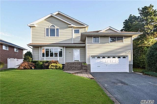 1st image of 16 Parkway Dr