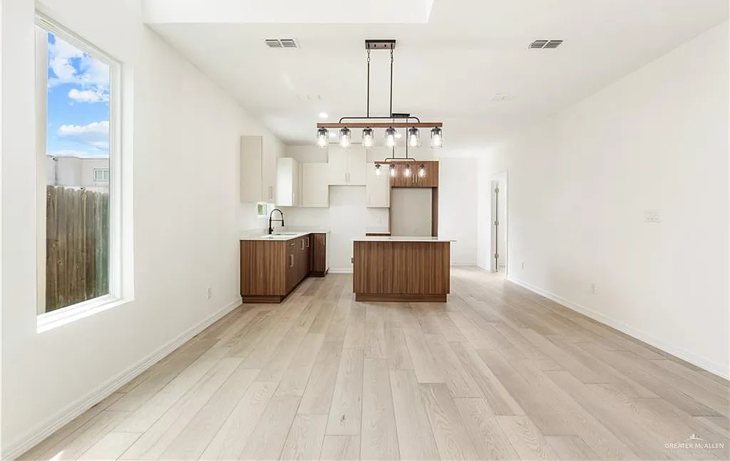 4 bed, 3.5 bath, 1880 sqft, $2,350 — Photo 4