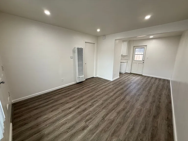 814 4th St #6 — Photo 3