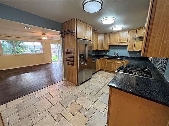 4th image of 220 Roselyn Park Pl