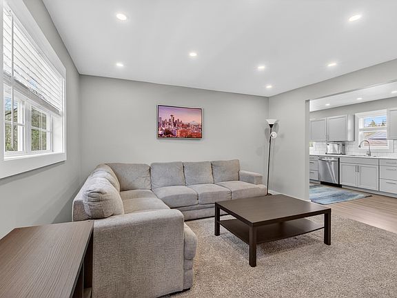 5th image of 937 Varden Dr