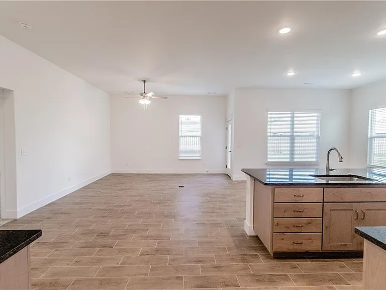 801 Lewis St — Photo 4