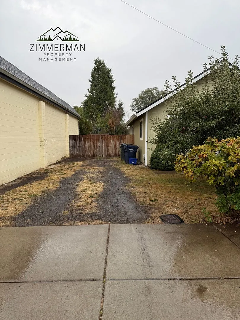 2 bedroom 1 bathroom home with fenced yard located in Veneta — Photo 3