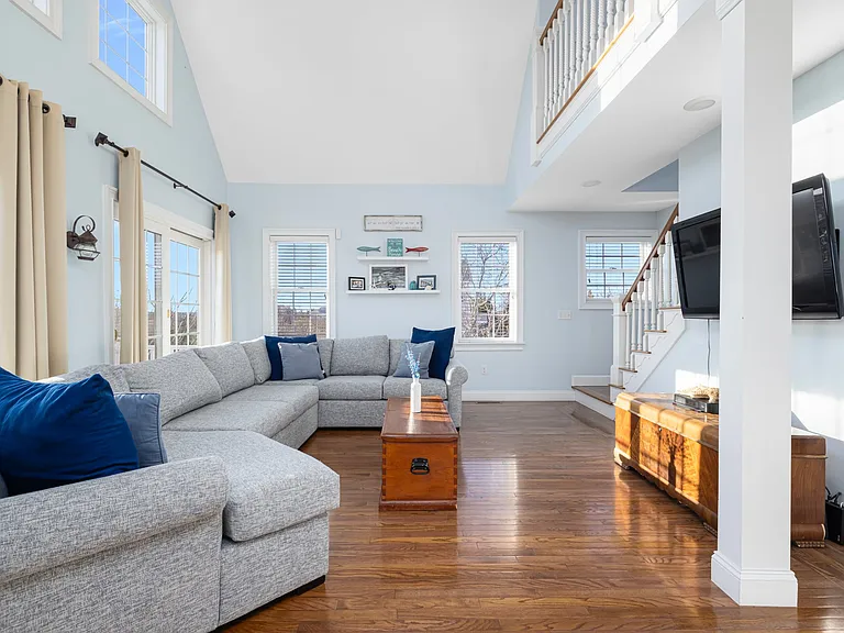57 Foster St — Photo 10