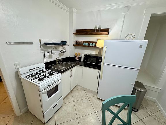 5th image of 415 31st St APT 5