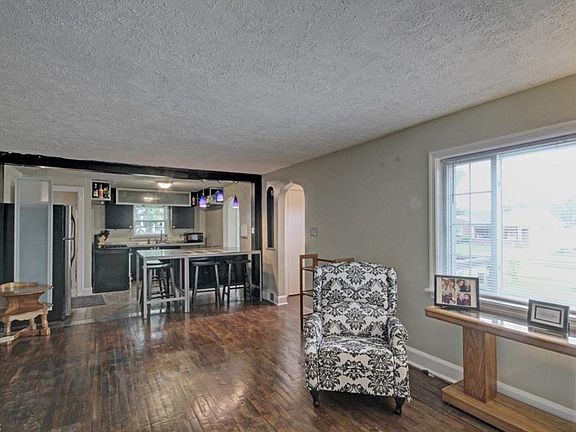 3rd image of 1567 Brownlee Ave
