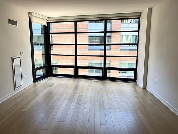 4th image of 580 Washington St #604