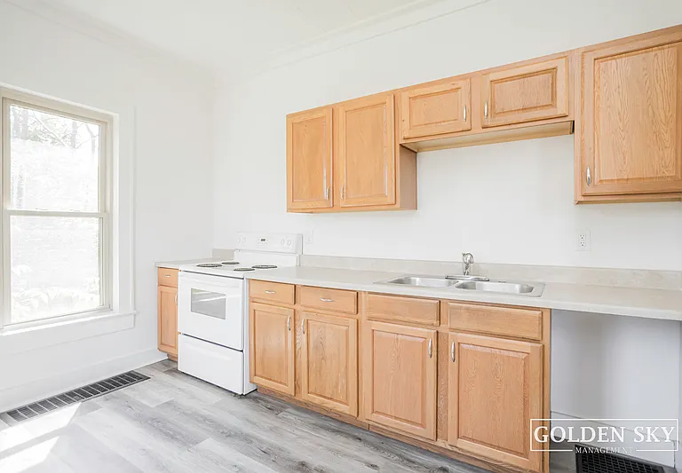216 S Dill St — Photo 4