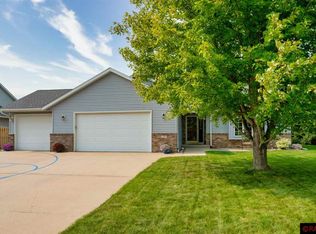 300 Woodhaven Ln, Mankato, MN 56001