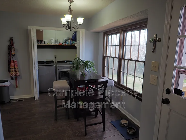 604 Farr Cir — Photo 4