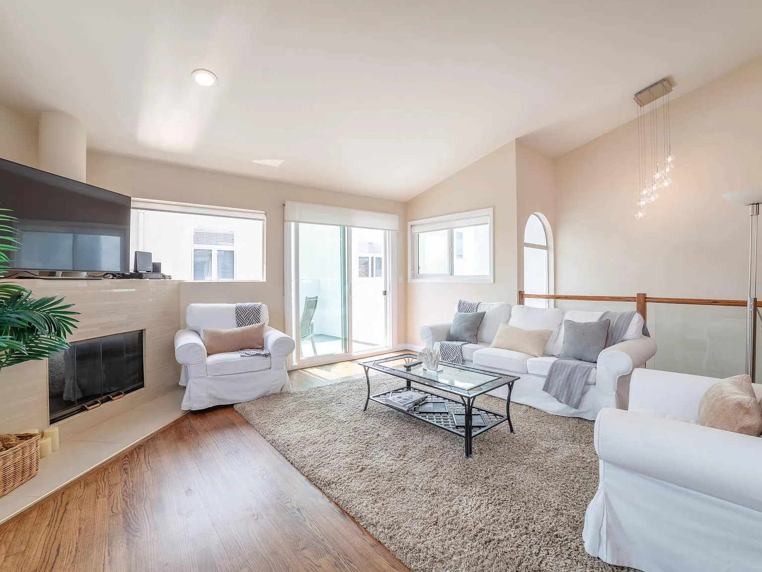 3 bed, 2.5 bath, 1800 sqft, $8,500 — Photo 2