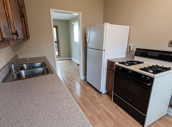 4th image of 17303 Lorenz Ave