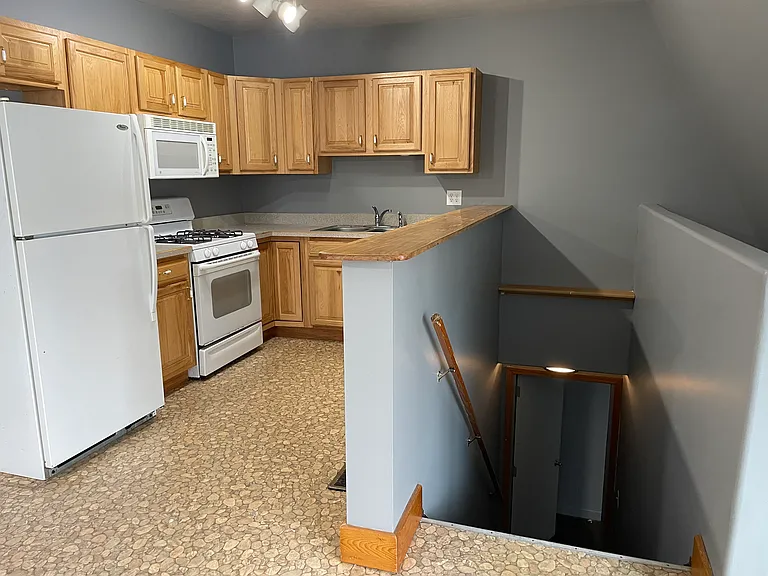 308 E Berry St #B — Photo 3