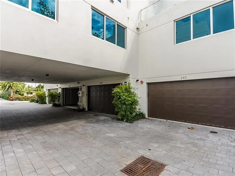 240 Shore Ct — Photo 35