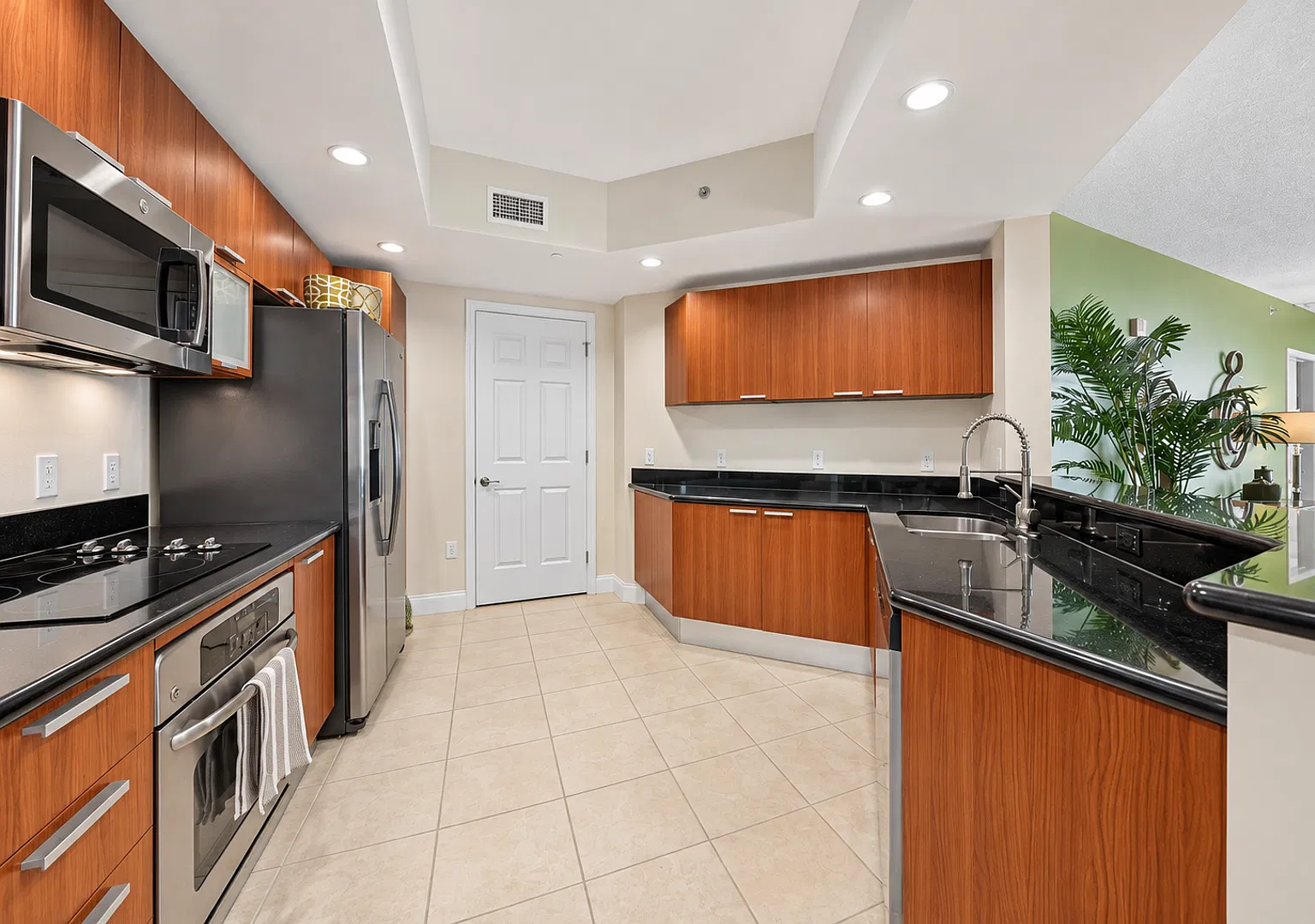 Experience Luxury Waterfront Living At Marina Grande On The Halifax! — Photo 4