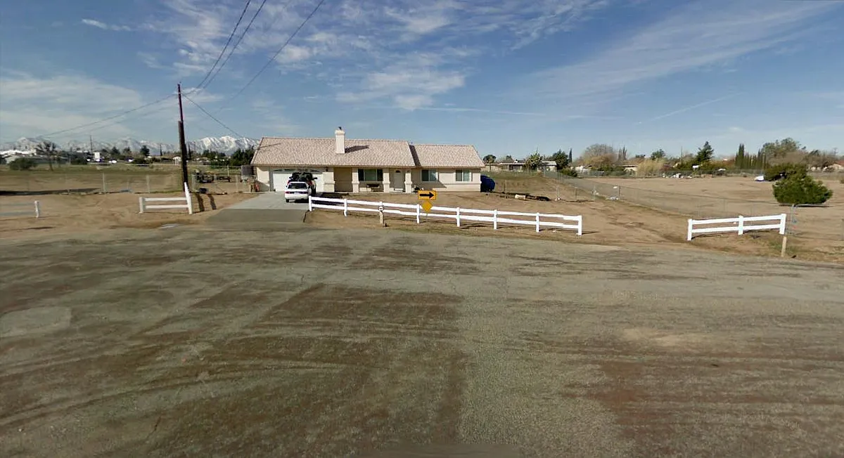 Extra wide street with lots of space! - 9822 Hawthorne Ave