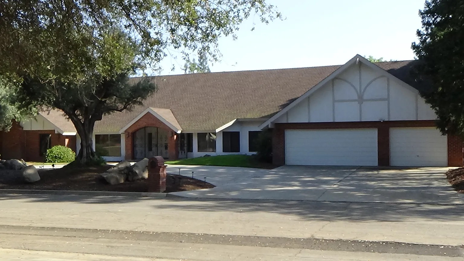 2135 W San Ramon Ave photo 1