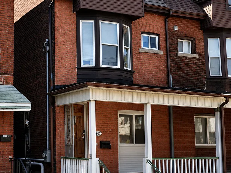 562 Bathurst St — Photo 1