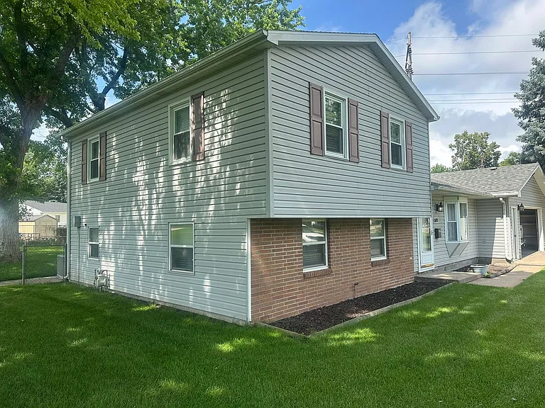 537 Memorial Dr E — Photo 2