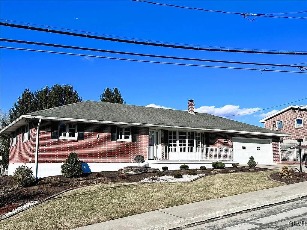 213 E 10th St photo 1