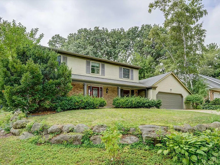 210 Shiloh Dr — Photo 2