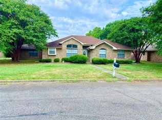 602 Mockingbird St, Bonham, TX 75418