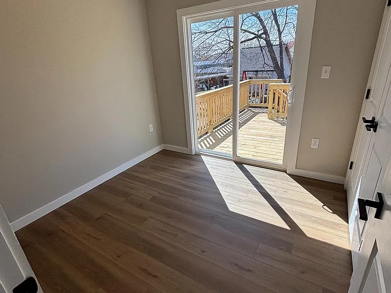 129 Evans St — Photo 36