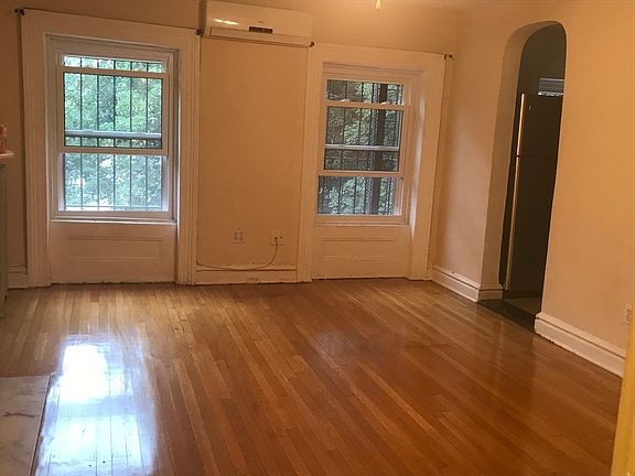 3rd image of 122 Saint James Pl APT 4