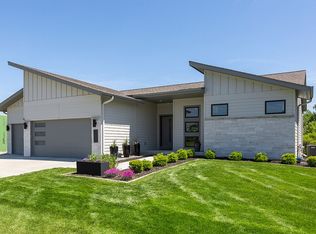 21215 B St, Elkhorn, NE 68022