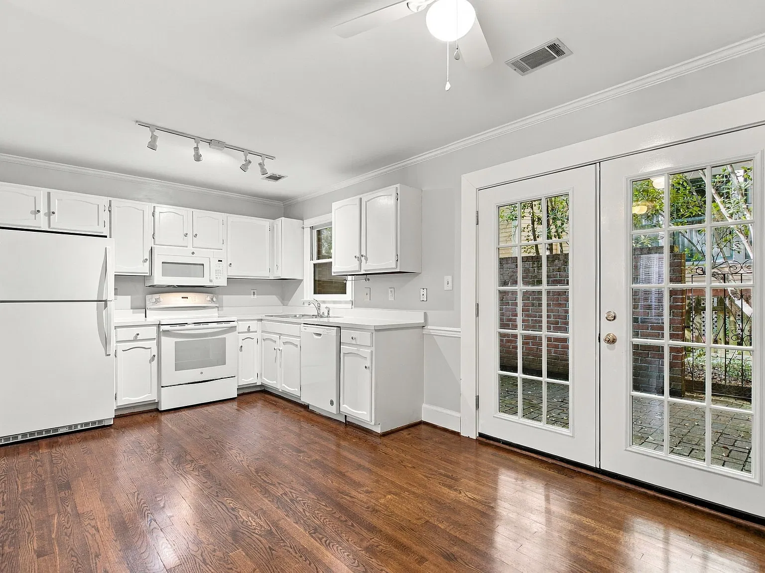 2 bed, 1.5 bath, 1080 sqft, $1,700 — Photo 4