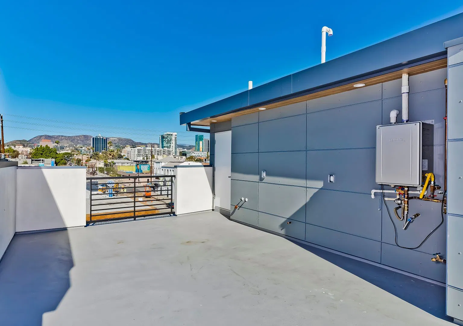 New Hollywood Townhomes — Photo 4