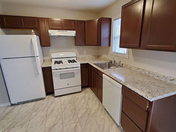 3rd image of 2421 Thorne Dr #1