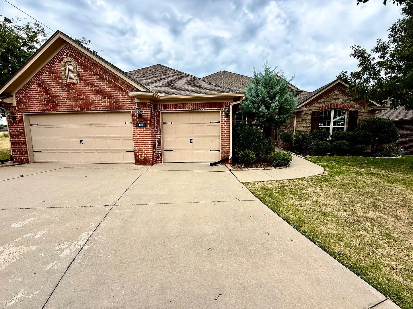 Executive Home in Carrington — Photo 3