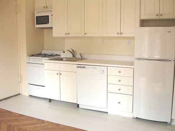 2nd image of 214 W 96th St APT 6E