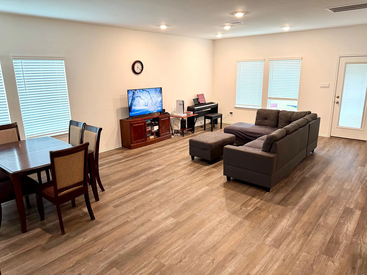 4 bed, 3.0 bath, 2500 sqft, $888 — Photo 2