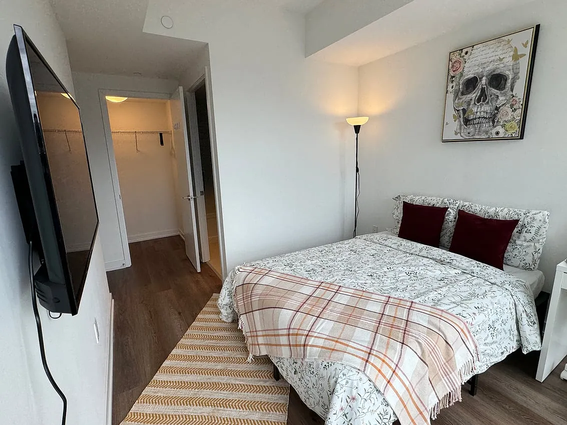 Master Room - Sherbourne St & Front St East — Photo 4