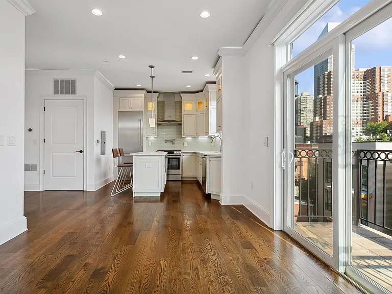 231 1st St #4G — Photo 12