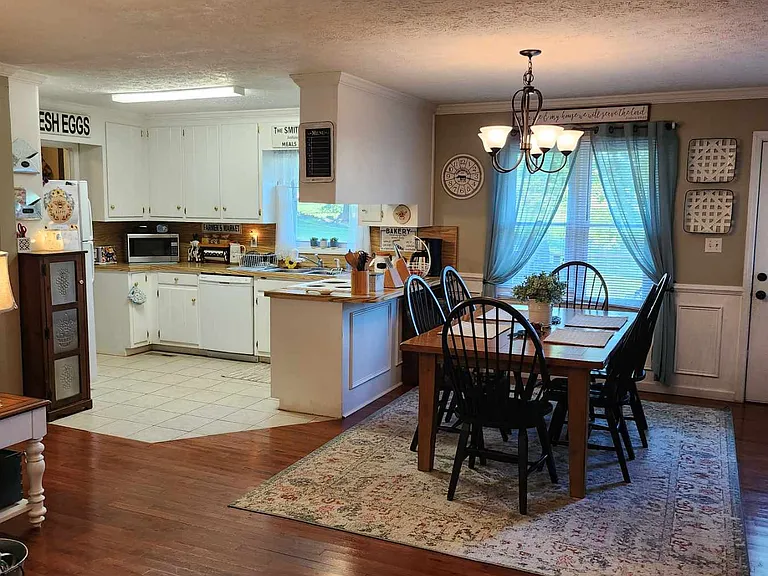Kitchen & Dining