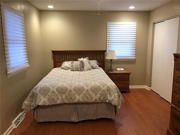 3rd image of 509 NE Summit Dr