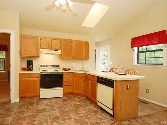 3rd image of 301 Goose Hollow Dr