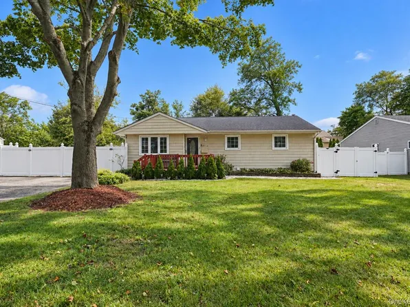 2712 Connecticut Avenue, Medford, NY 11763