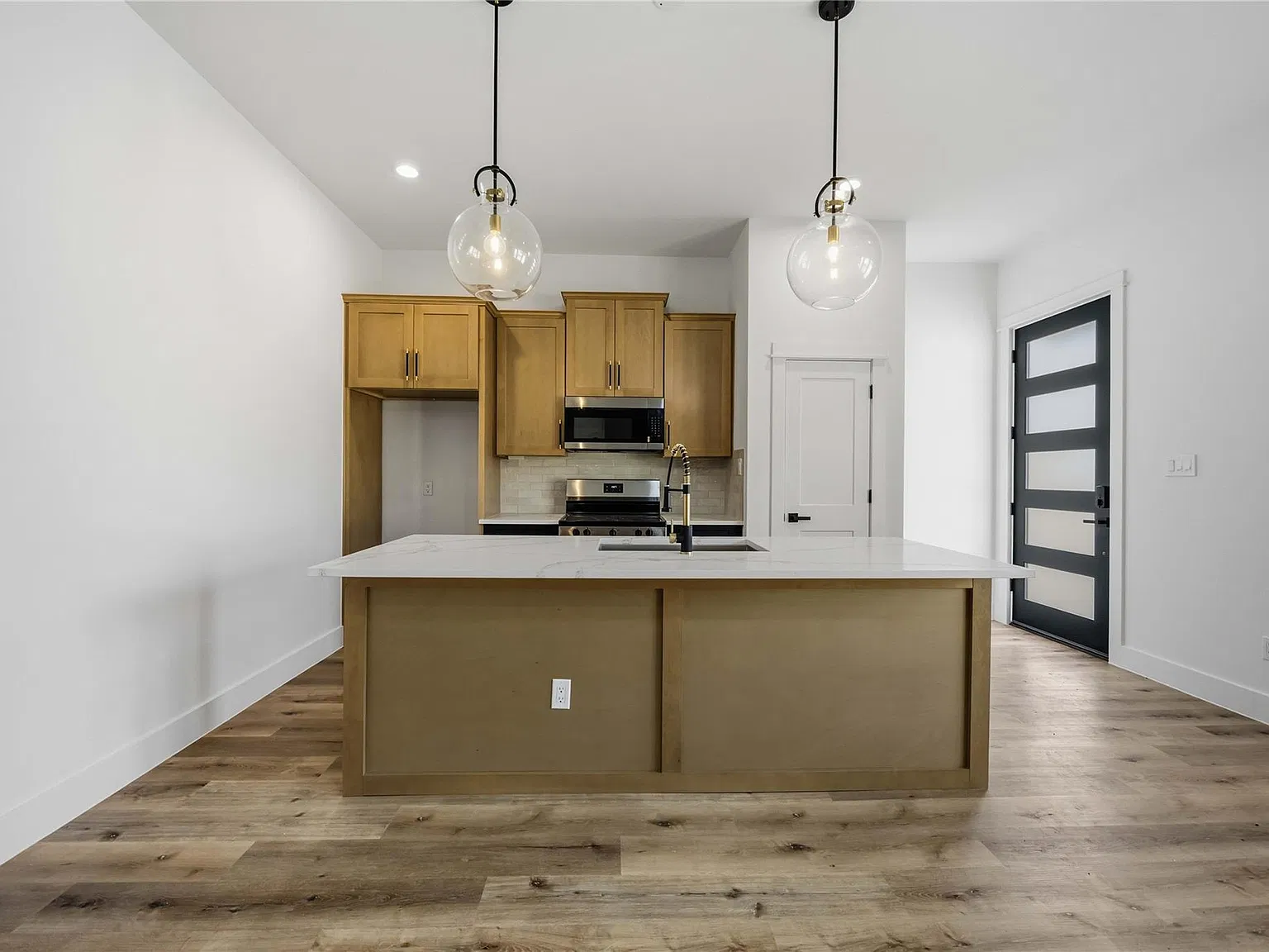 3 bed, 2.0 bath, 1221 sqft, $2,000 — Photo 4