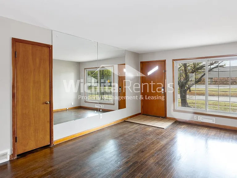 2920 W Taft St — Photo 4