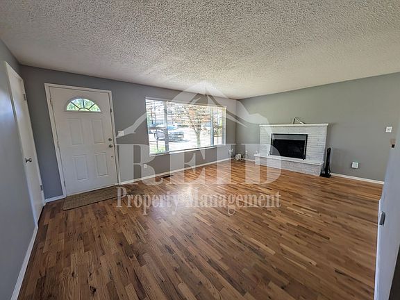 4th image of 3806 Pineneedle Dr NE
