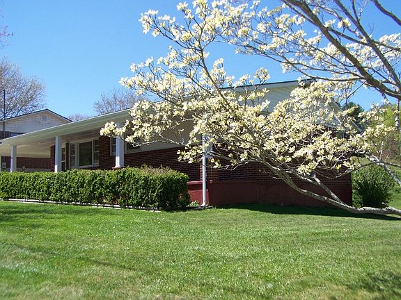3rd image of 100 Ernie Pyle St