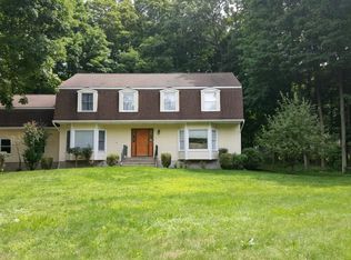 1 Robin Dr, Oak Ridge, NJ 07438