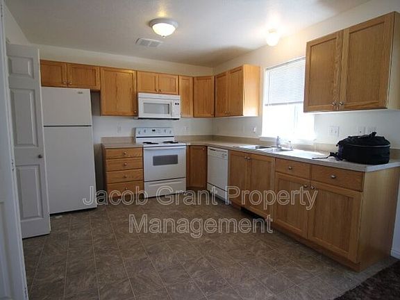 2nd image of 3550 Deloy Dr APT 4