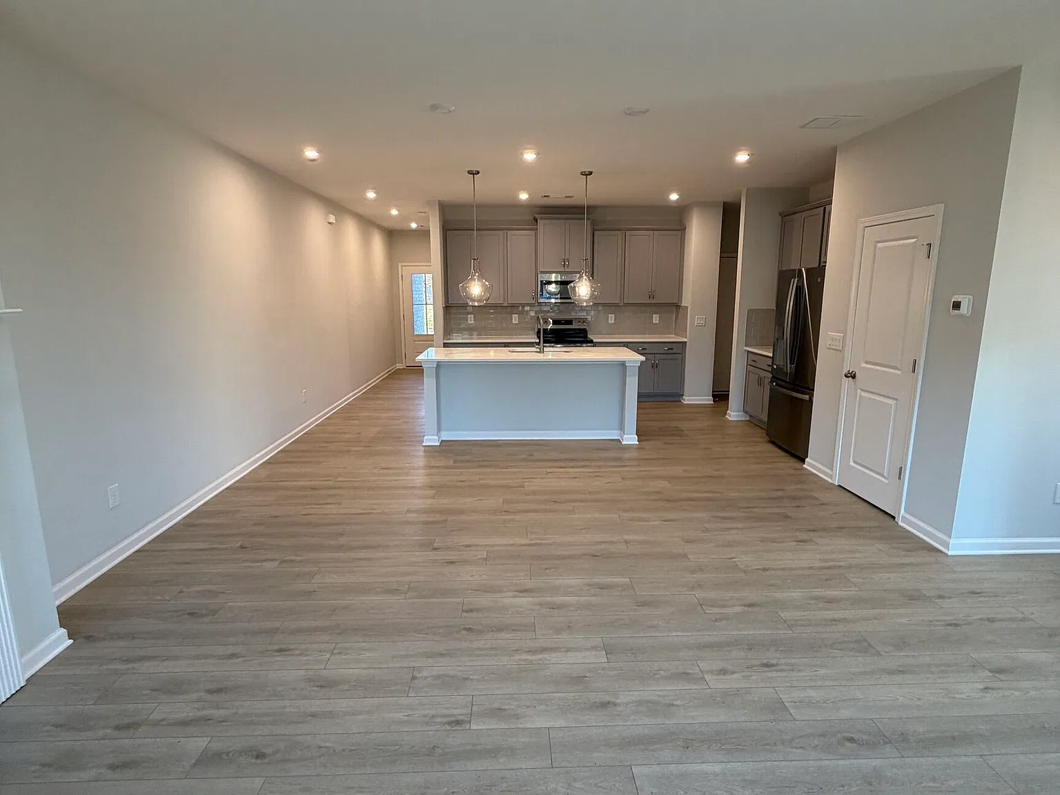 3 bed, 2.5 bath, 1863 sqft, $2,395 — Photo 3