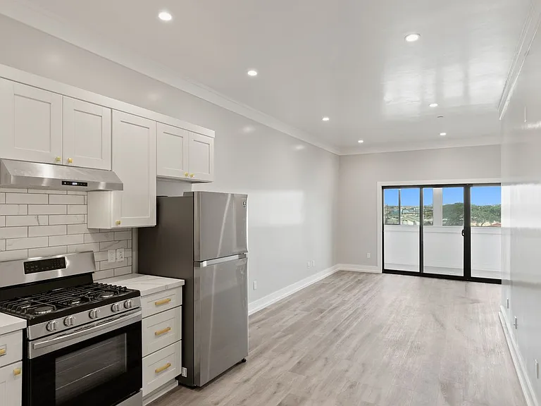1104 Broadway Ave #7 — Photo 1